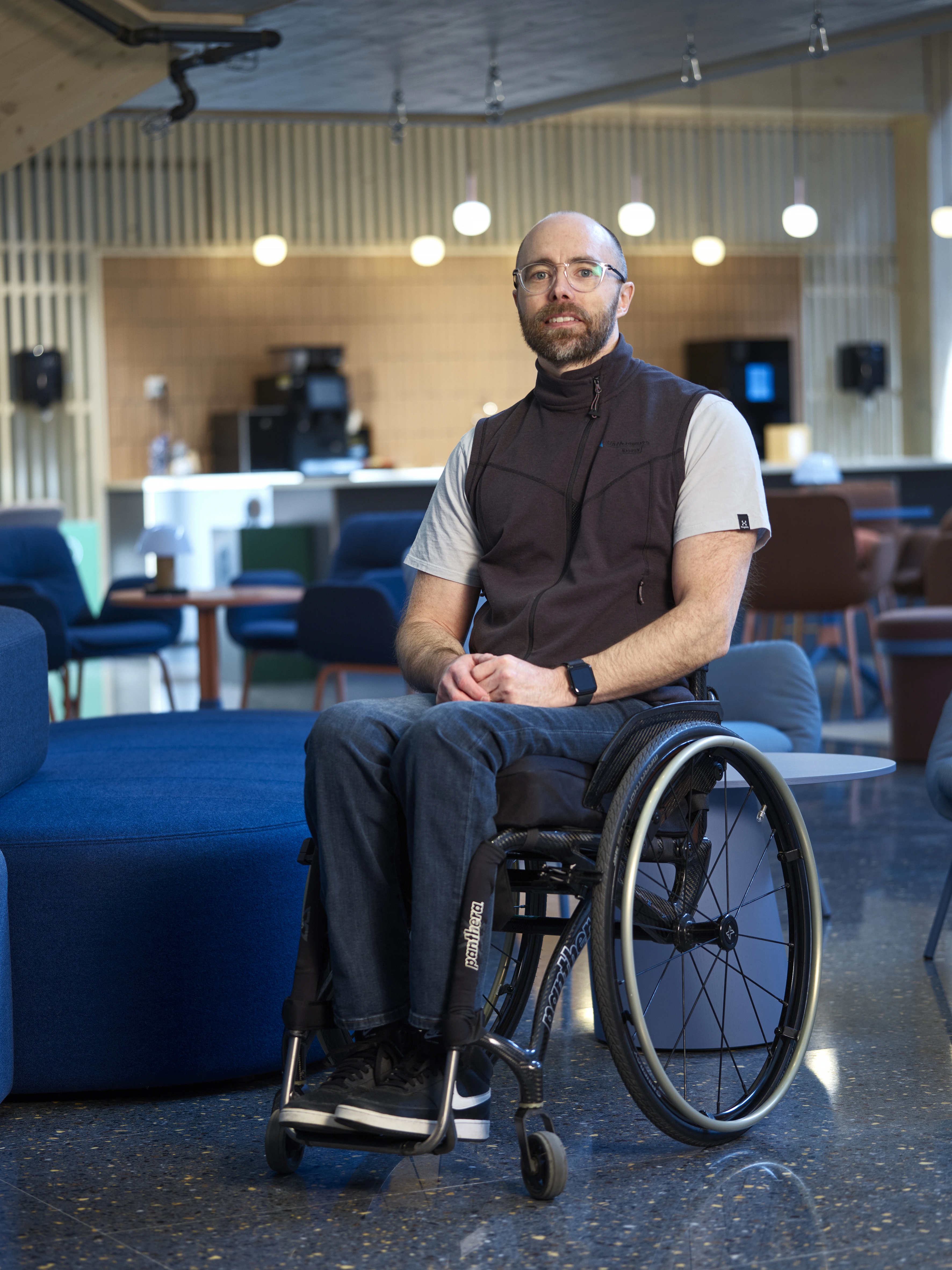 Portrait of Permobil colleague Erik Svensson in his manual wheelchair in the office